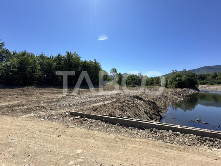 Teren extravilan cu utilitati 1800 mp langa Rau pe Valea Sebesului