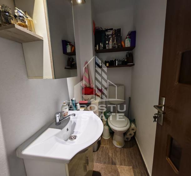 Apartament de vanzare cu 3 camere, 2 bai, etajul 2, zona Lipovei
