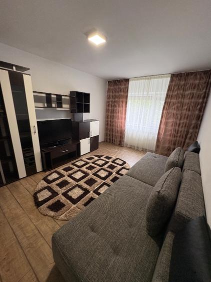 Vând apartament decomandat complet mobilat și utilat cu loc de parcare inclus