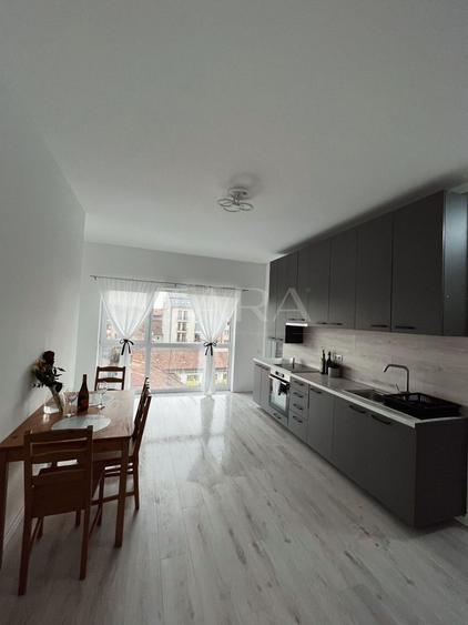 Apartament modern cu 3 camere, 2 logii, etaj 2, Central.