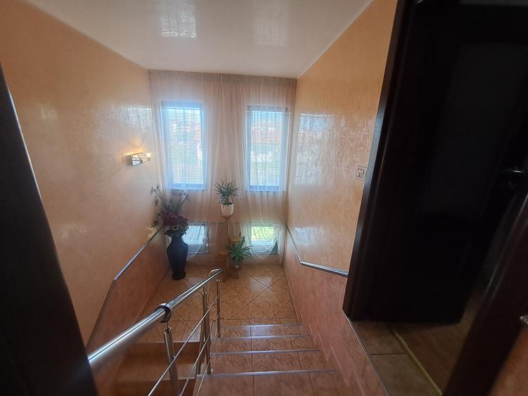 Casa individuala cu piscina. P+1+M. zona foarte buna