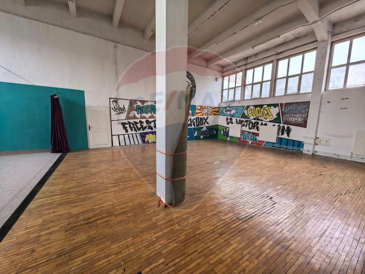 DE INCHIRIAT: Spațiu pt sala dansuri, gimnastica, sala sport -- 220mp