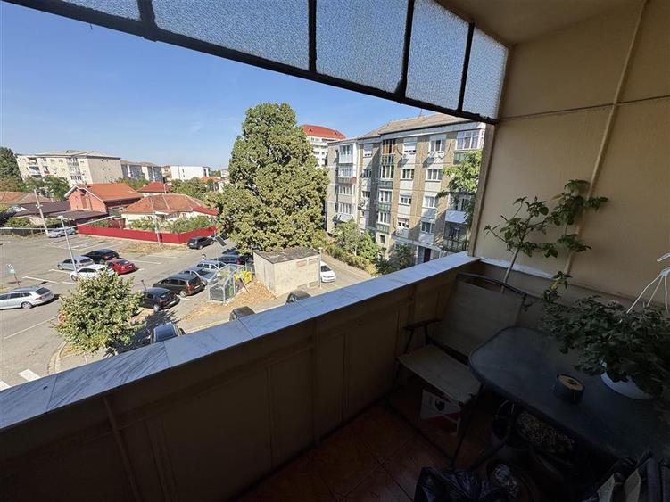 Apartament cu 3 camere, zona Nufarul