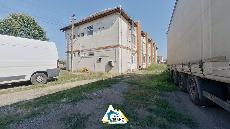 Clădire împunătoare de 540 mp pe 2 nivele în Sânnicolau Mic