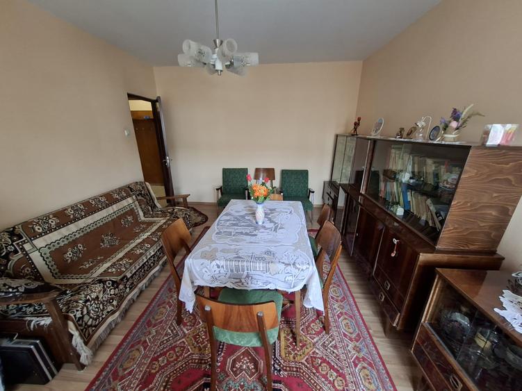 Apartament cu 4 camere, decomandat, etaj 2/4, zona Dacia