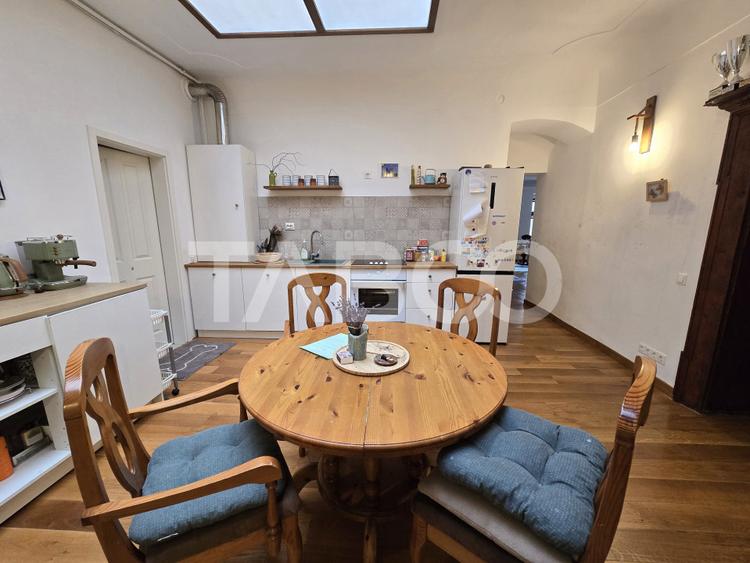 Apartament decomandat de vanzare cu pivnita in Centrul Istoric Sibiu