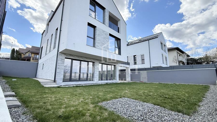 Casă individuală cu panoramă spre oraș zona de case și vile