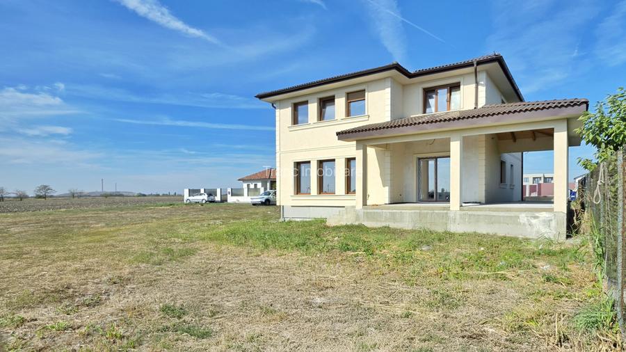 Casă nouă cu 5 camere, garaj și terasă acoperită, in Zimandcuz