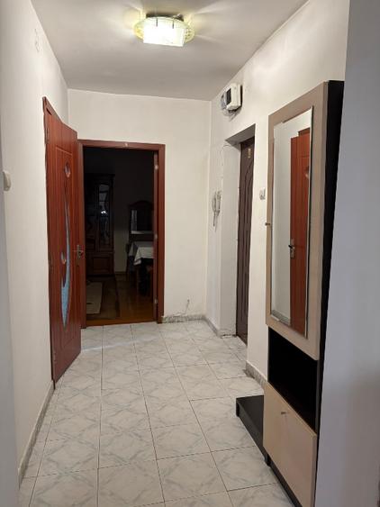 Închiriez apartament