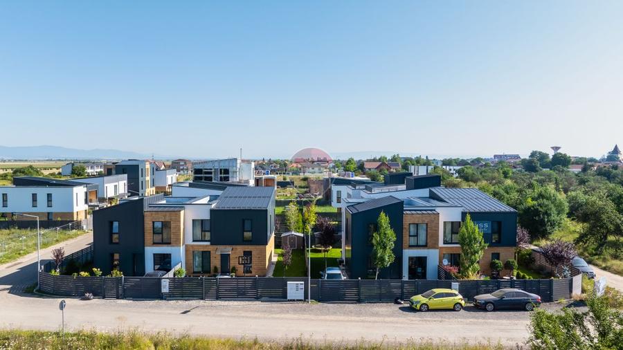 Casă / Vilă cu 4 camere de vânzare în zona Ghimbav Livada