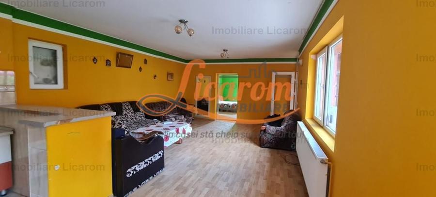 Casa individuala cu 2 apartamente, 6 camere,teren 403 mp,ASTRA.