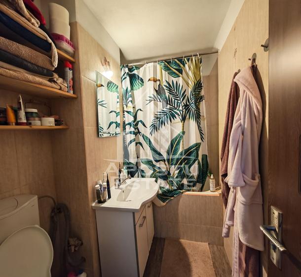 Apartament de vanzare cu 3 camere, 2 bai, etajul 2, zona Lipovei