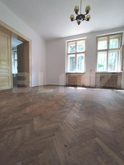 Casa istorica, 2 apartamnte, curte proprie- posibilitati multiple, zona Balcescu
