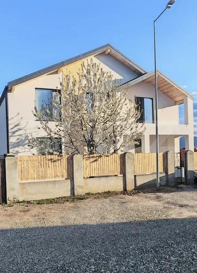 Casă modernă lângă Rezervația Lempes – spațiu, confort și natură