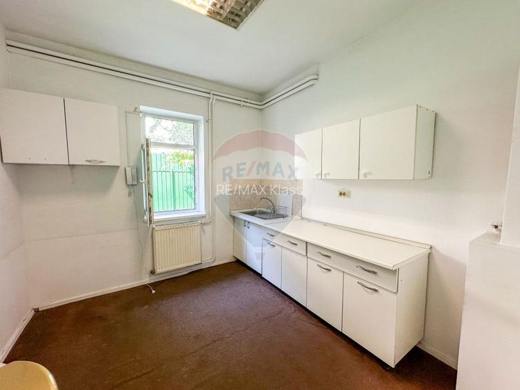 Spatiu comercial | doua cladiri, curte proprie | 300 mp | - 8