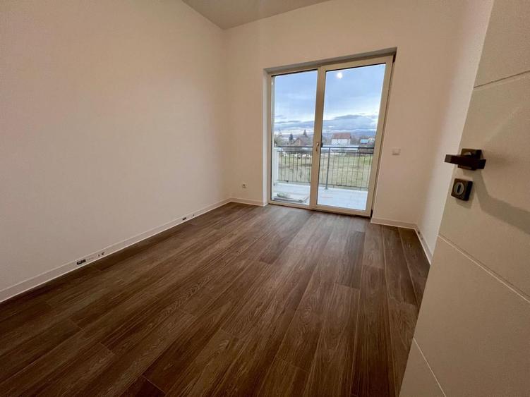 Apartament 3 camere, 2 bai si curte in Selimbar