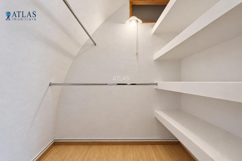Piata Sfatului, 41 mp., ideal regim hotelier, de renovat la interior, acces usor