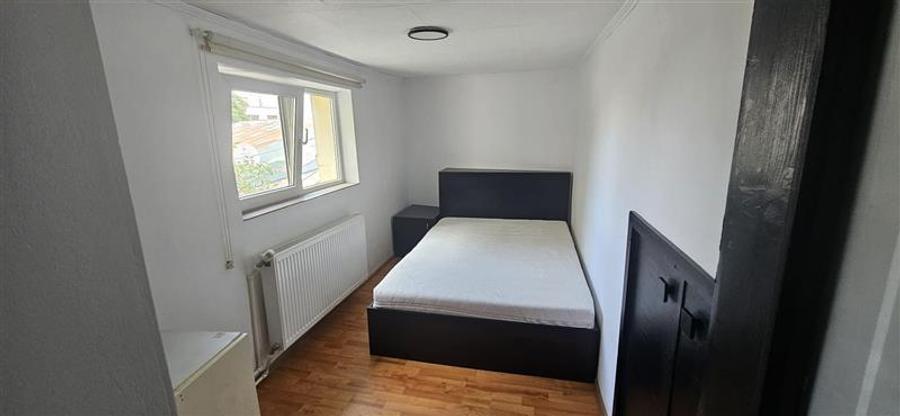 Apartament 3 camere in vila etajul 1+2 camere amenajate la mansarda, zona Emines