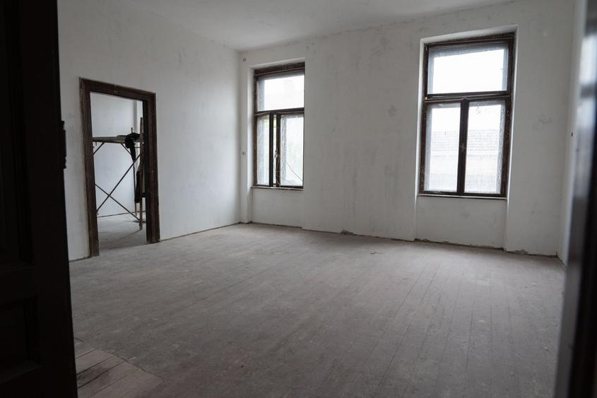De vanzare Cladire bloc Istoric Central Arad D+P+E+M curte proprie