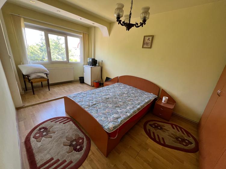 INCHIRIEZ apartament 3 camere decomandat, zona Ciresica