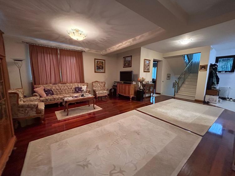 Casa individuala, 6 camere, 300 mp, 1100 mp teren, Prof Ioan Rus