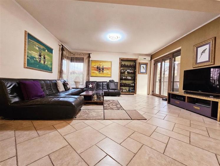 Vila de vanzare 5 camere Sisesti