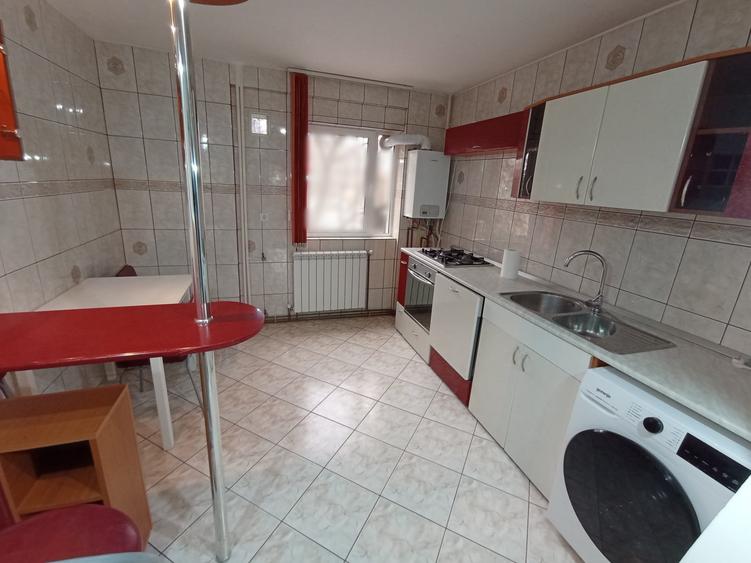 Apartament 3 camere Rond-Podu Ros, etaj 1, mutare rapida !