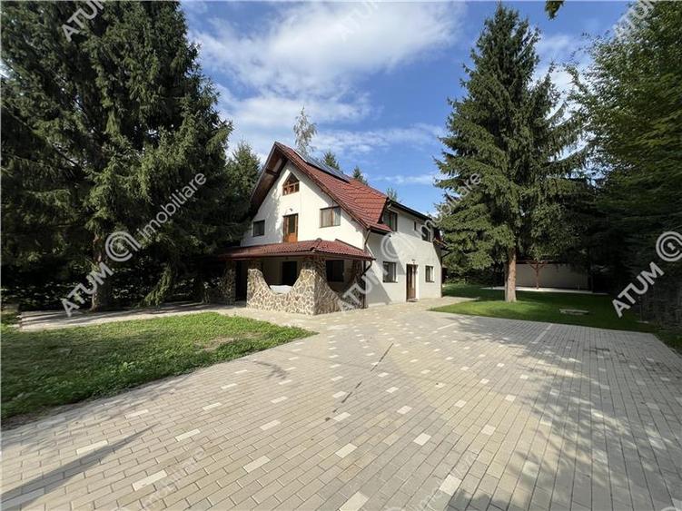 Cabana cu 7 camere 7 bai si teren 1000 mp zona Valea Avrigului
