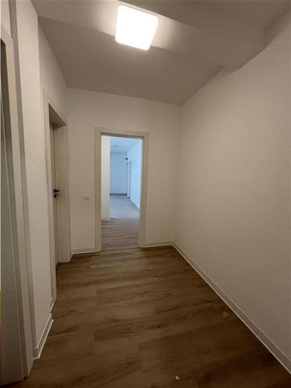 Apartament cu 3 camere 2 bai si balcon etaj 1 zona Doamna Stanca