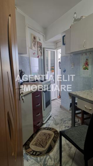 Garsoniera, bloc de apartamente, zona Mall
