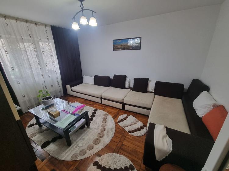 Poarta 6 liceul Blaga- apartament 4 camere decomandat cu gaze