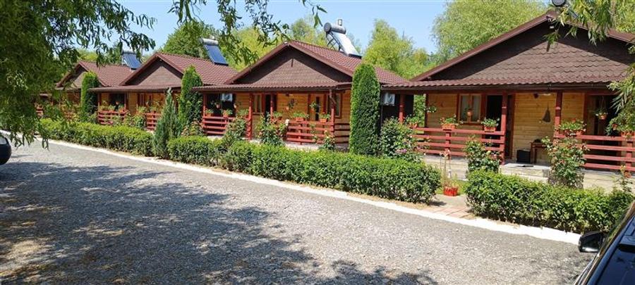 COMPLEX 5 CABANE DIN LEMN CU ACCES LA DUNARE + teren in Podul Gornei, jud. CS