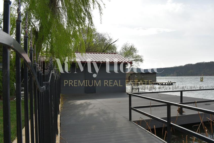 Vila unica pe malul Lacului Snagov, piscina si garaj ambarcatiuni, teren 1750 mp