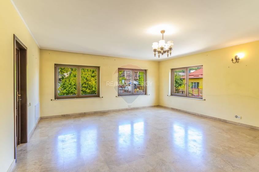 9 camere, 5 bai, spatiu hobby, gradina, garaj,locatie buna - 10