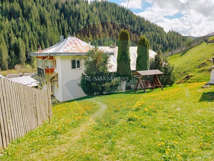 Case cu 7 camere de vânzare în comuna Panaci, sat Drăgoiasa.