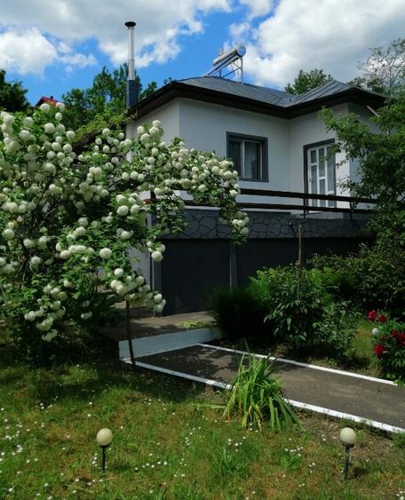 Vă ofer o casă frumoasă, situata într-o zona foarte frumoasă