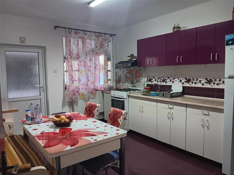 Dorobant VILA D+M+Pod  SU = 200mp  TEREN 1200mp amenajat (pot locui doua familii - 9