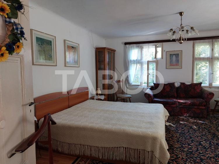 Casa de vanzare cu 2 apartamente separate si teren 544 mp Cisnadioara