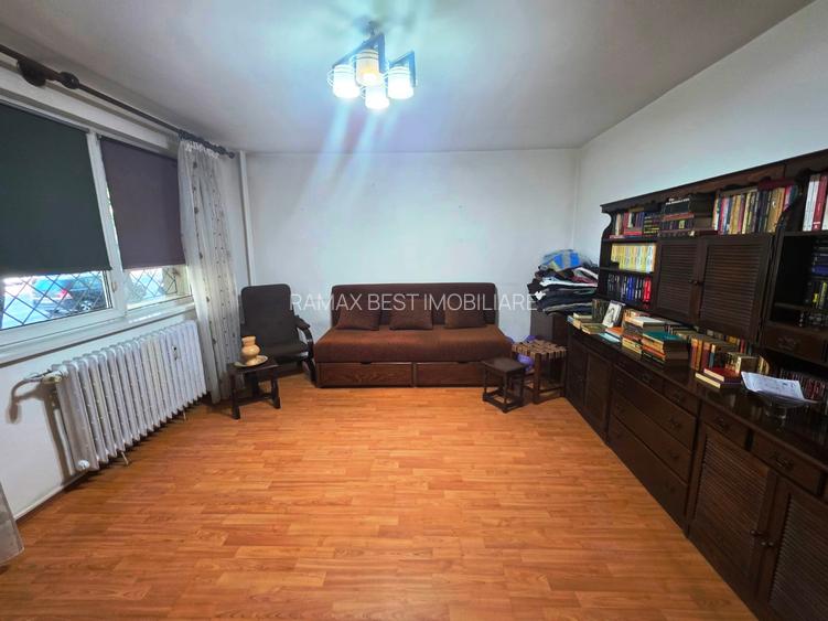 Colentina, intersectie Fundeni, bloc reabilitat, stradal, vedere fata - 4