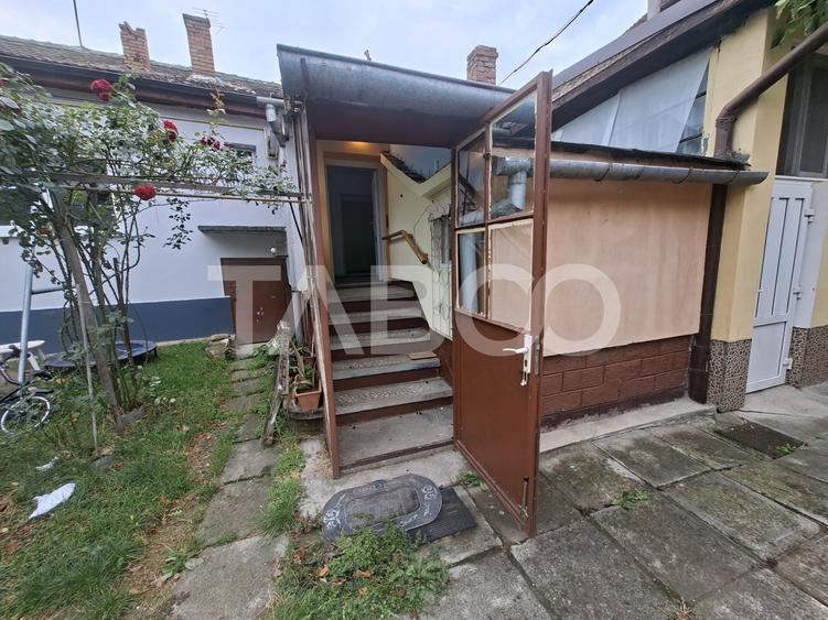 Apartament la casa de vanzare 2 camere garaj curte comuna cu 2 vecini