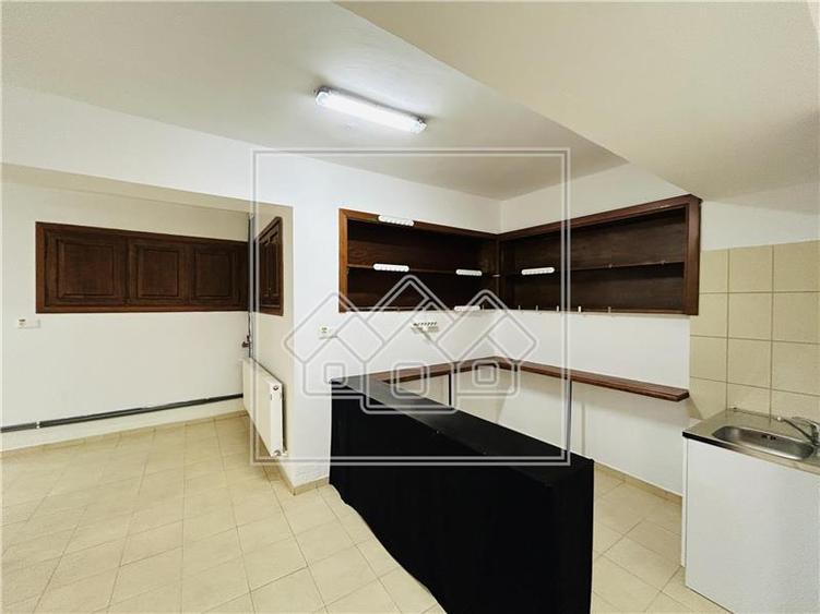 Spatiu comercial, 876 mp utili,  10 parcari, Piata Cluj