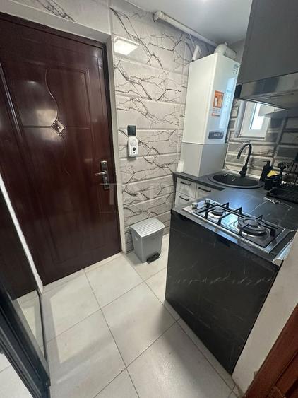 Garsonieră decomandată, 22 mp, renovată, etaj 1, centrală proprie.