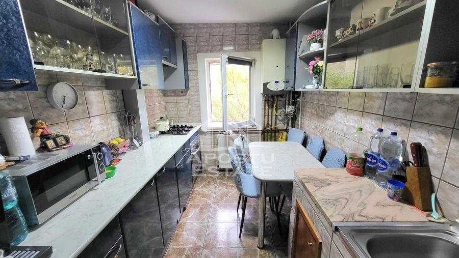 Apartament decomandat,4 camere,2 bai,etaj 2 Calea Lipovei