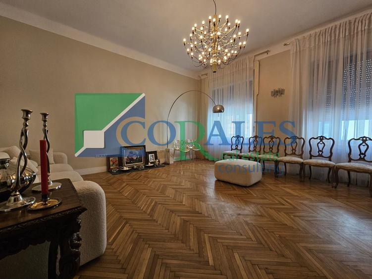 Piata Unirii! Cladire renovata!. Vedere pe pietonala! Lift!