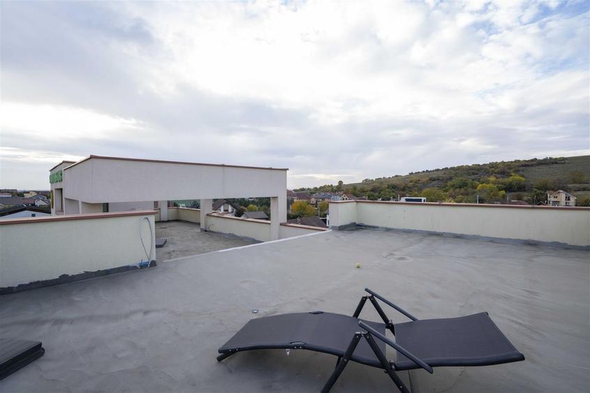 Baza de tenis si constructie moderna
