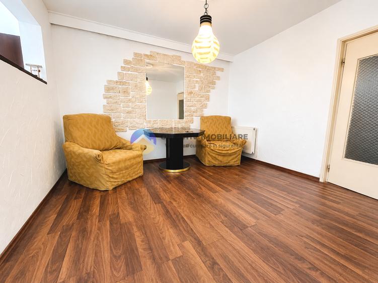 Apartament 4 camere cu 2 bǎi - Bulevardul TRAIAN , Piatra Neamt .