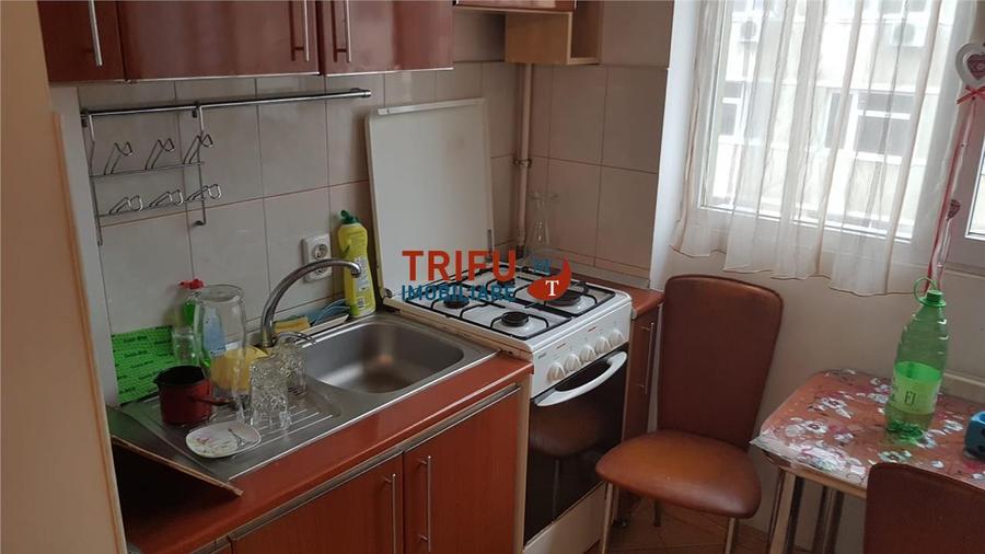 Apartament 3 camere de inchiriat etaj intermediar