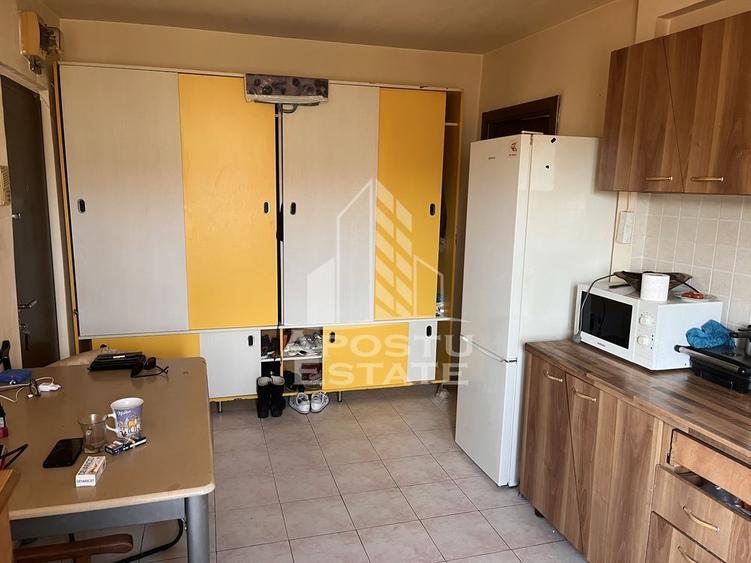 Apartament 2 camere, semidecomandat, etaj intermediar, Dambovita