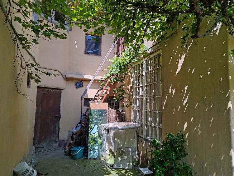 Casa 6 camere libera la vanzare zona Bartolomeu
