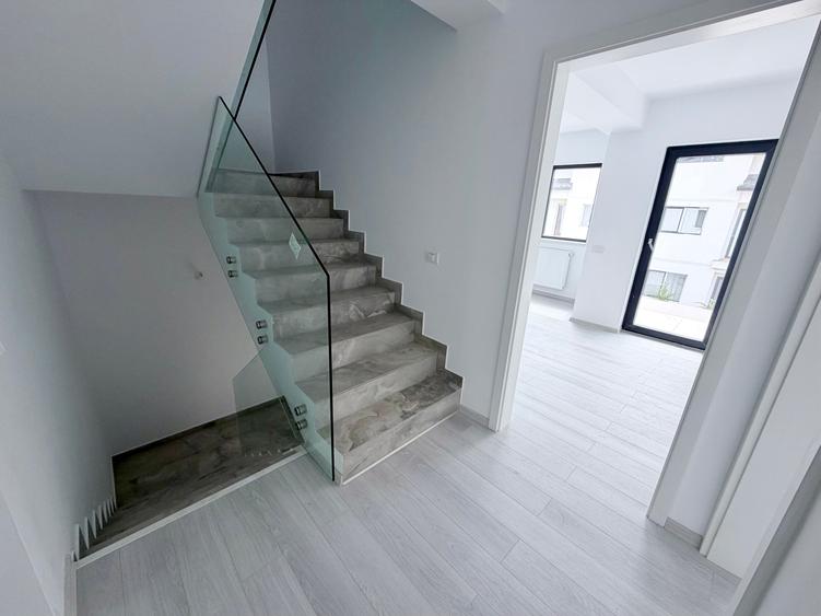 Casa la cheie P+1+M. 7 camere. Pozitie stradala